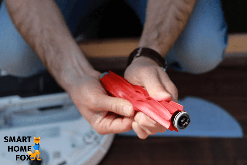 Die Gummibürste des Roborock S7 wird in der Hand gehalten